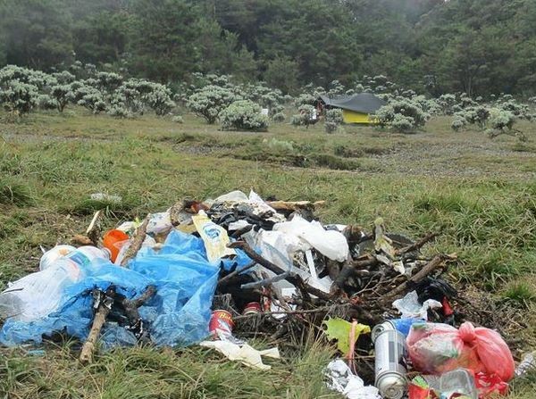 miris-3-gunung-dijadikan-tempat-sampah-oleh-pendaki-salah-satunya-gunung-pangrango-WajHIFuadt